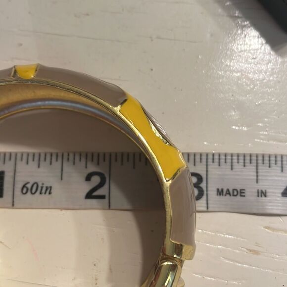 Vintage 3” x 1” signed “BR” (Bassett Jewelry)yellow/mauve hinged bangle bracelet - Picture 9 of 11